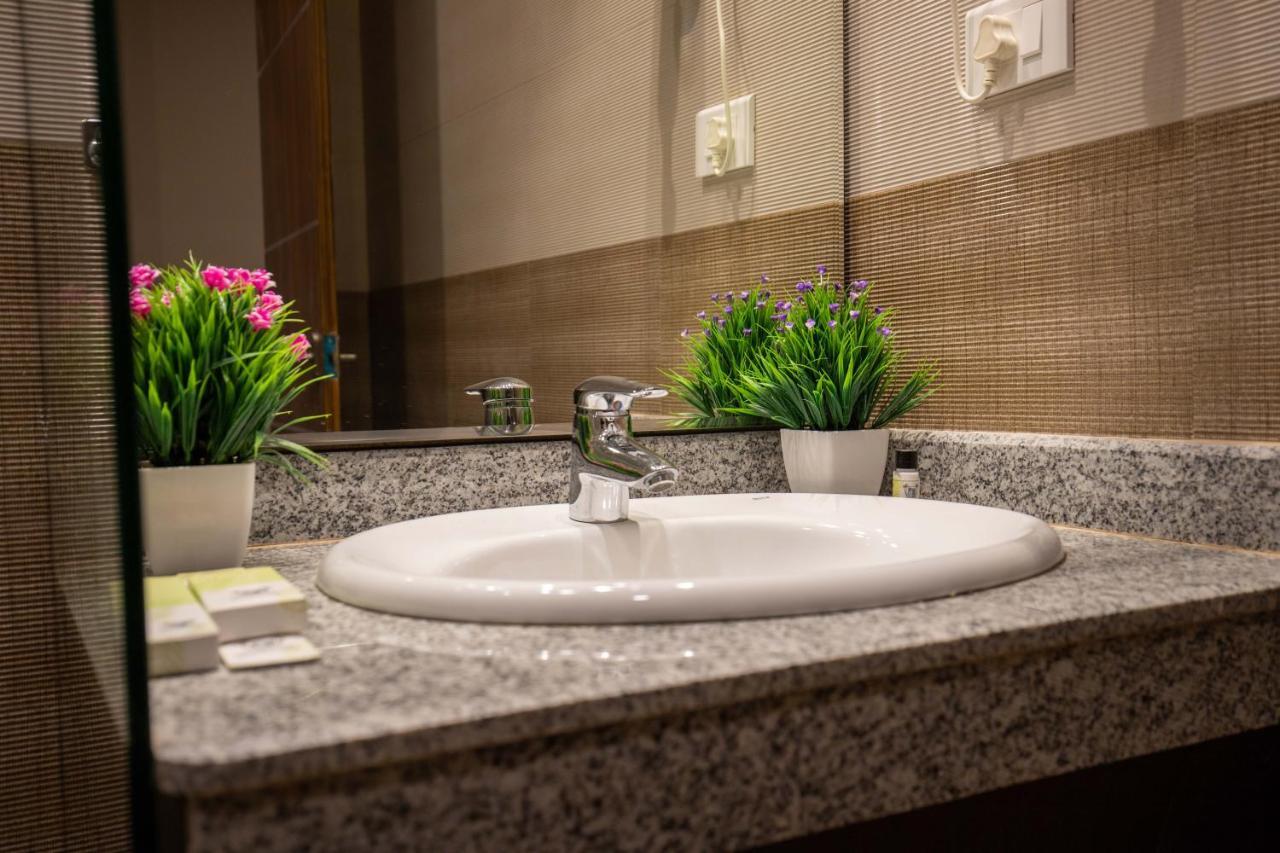 Butwāl Hotel Palm International מראה חיצוני תמונה