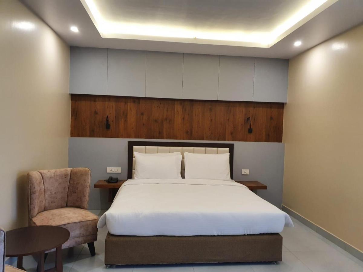 Butwāl Hotel Palm International מראה חיצוני תמונה